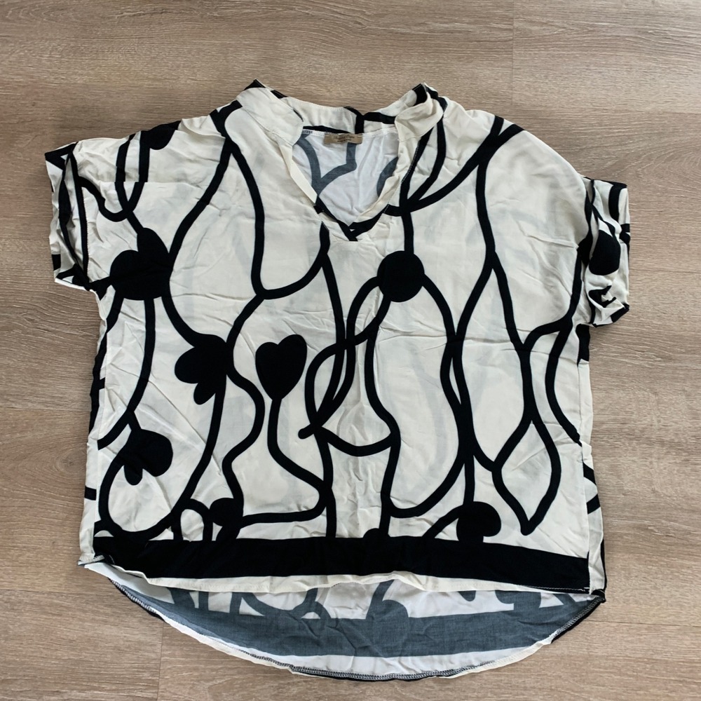 Beyond Capri Italy Abstract Heart Print V-Neck‎ Blouse Black White Top L/XL